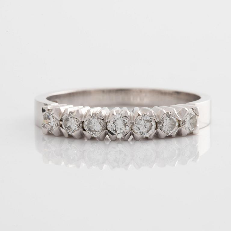 Ring allians med briljantslipade diamanter.