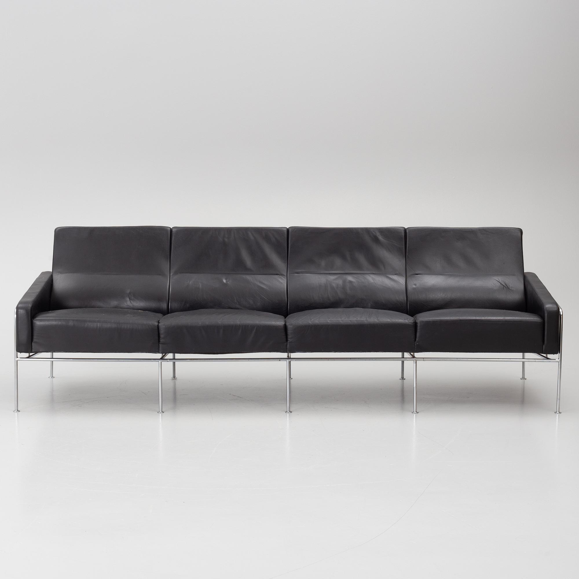 Arne Jacobsen, Sofa, model series FH-3300 “Lufthavnssofa”, Fritz Hansen.