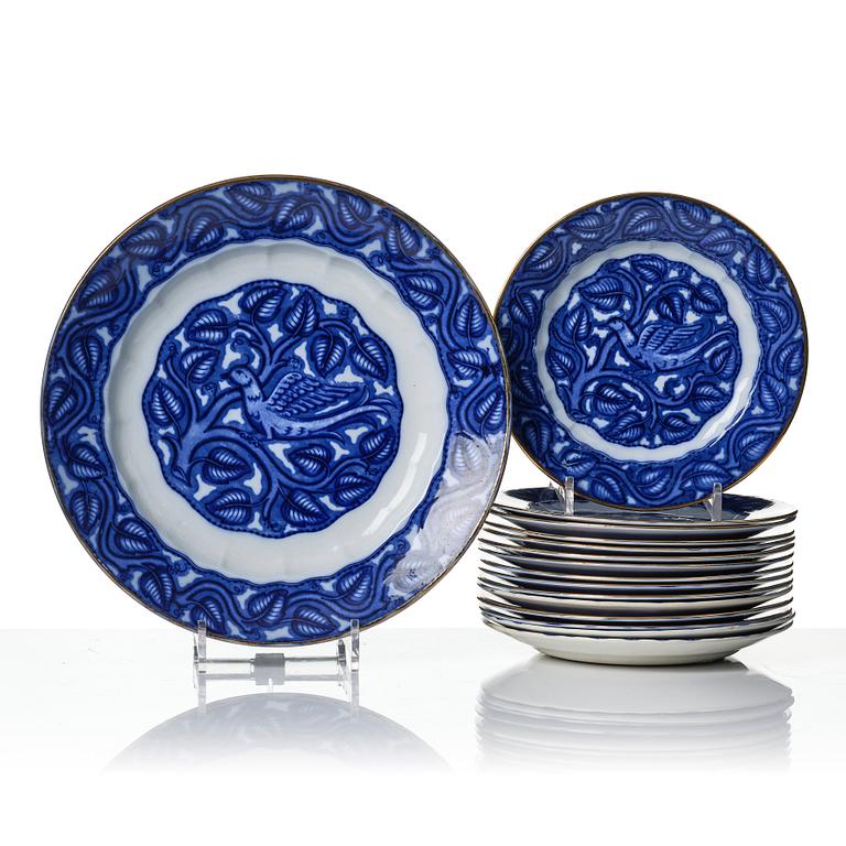 Wilhelm Kåge, mattallrikar samt fat, 16 delar, flintgods och porslin, "Fågel Blå", Gustavsberg, i produktion 1932-33.