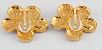 HÄNGE SAMT ÖRHÄNGEN, gulmetall samt emalj, Escada.