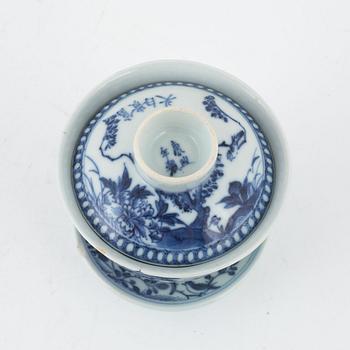 A blue and white Chinese cup with cover and stand, Qing dynasti, 19th century.