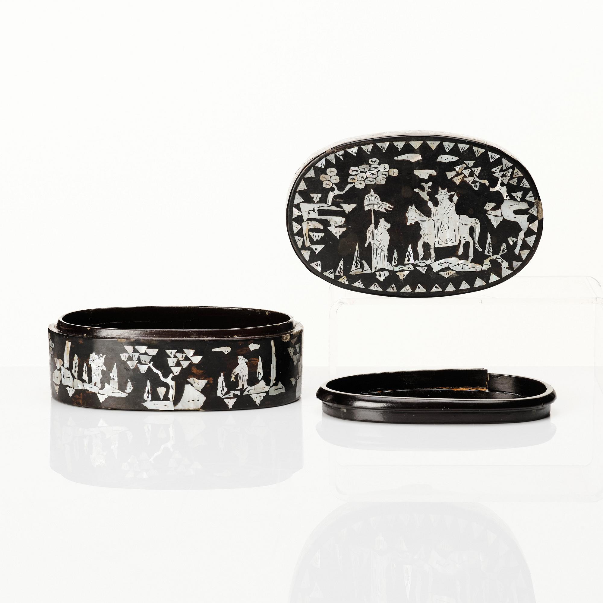 A Chinese lacquer box and tray, early 20th century.