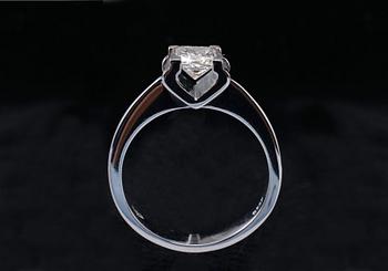 SORMUS, prinsesshiottuja timantteja 0.71 ct. H/vvs1 laserkaiverrettu ID nro. GIA todistus 18K valkokultaa, paino 5,1 g.