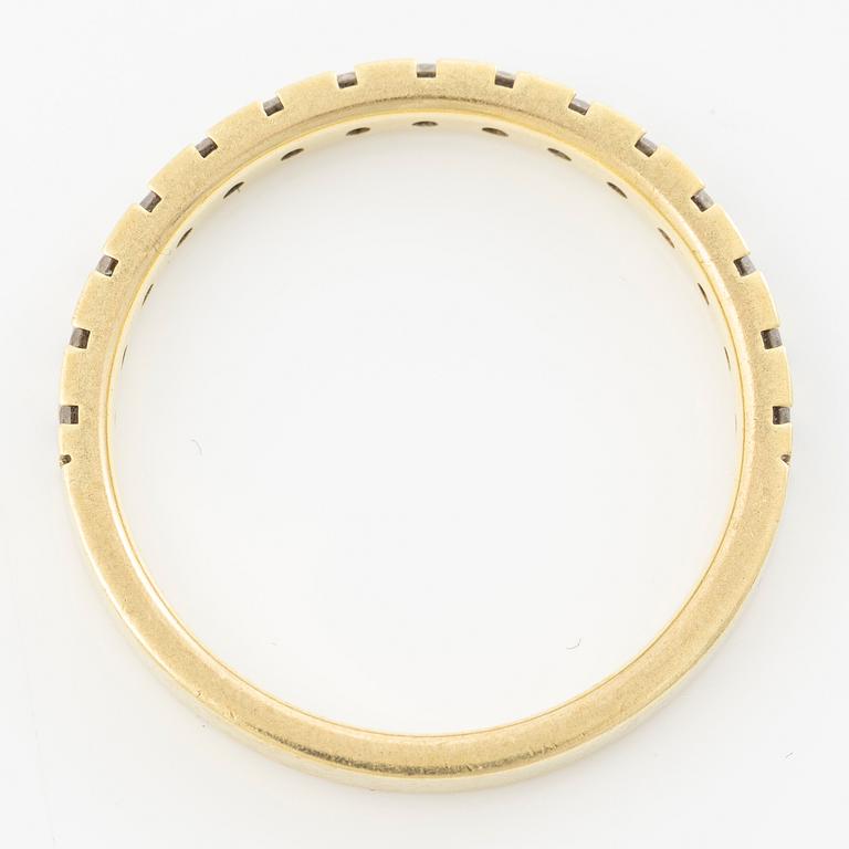 Ring, 18K gold with brilliant-cut diamonds.