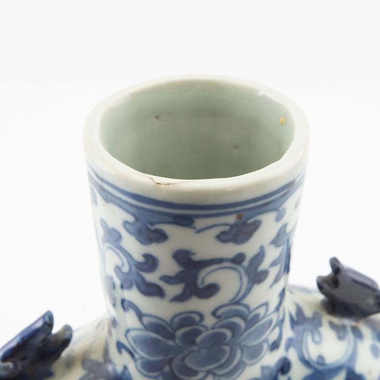 Pilgrim vase, China, porcelain from the second half of the 19th century.