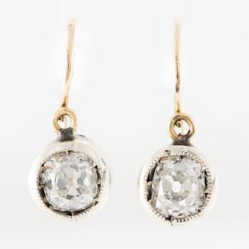 Earrings with cushion-cut diamonds, early 20th century.