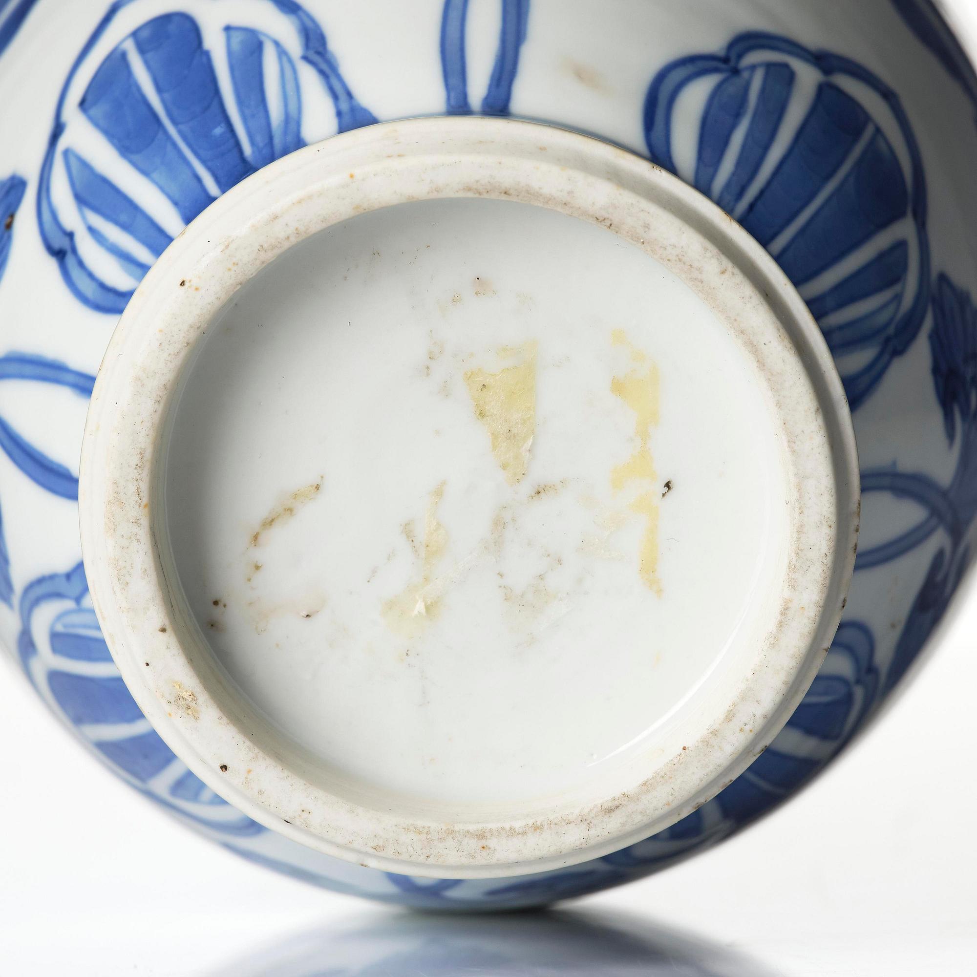 Urna, porslin. Qingdynastin, Kangxi (1662-1722).
