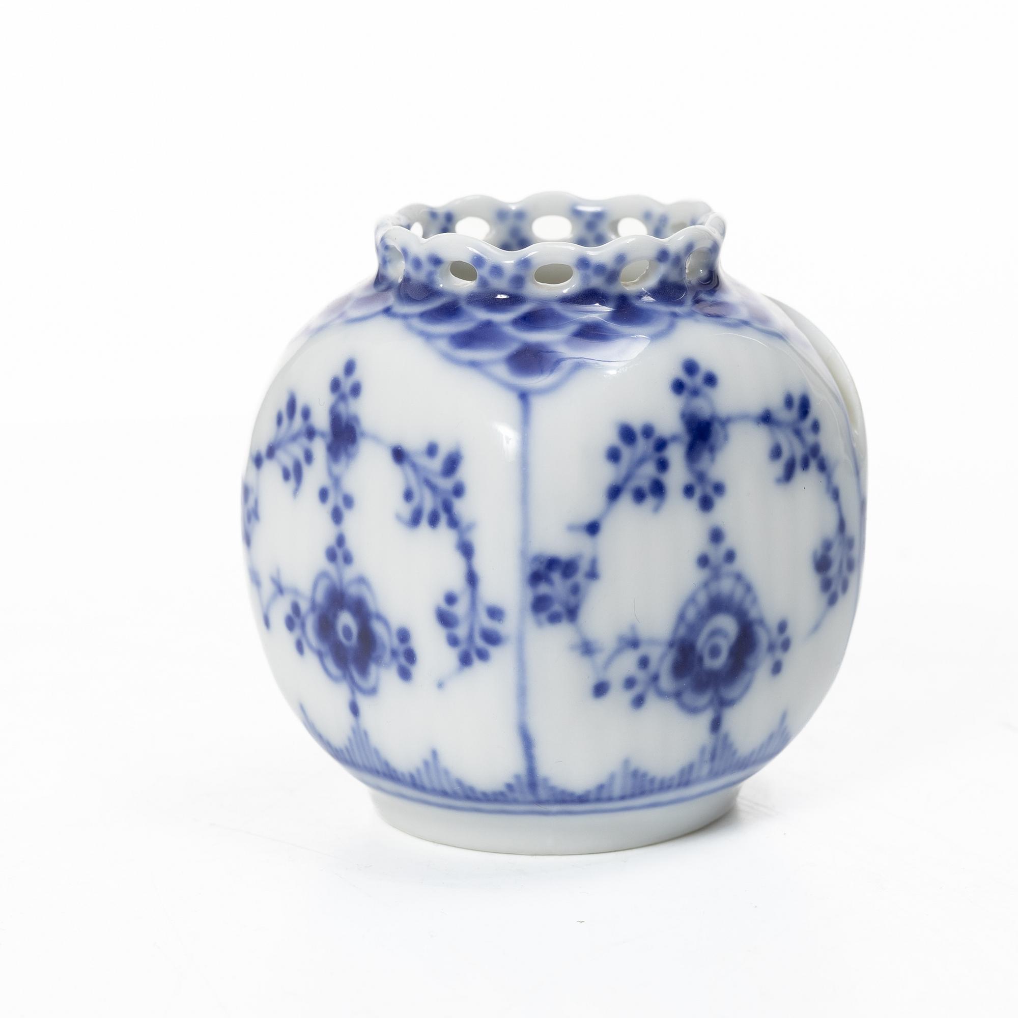 Royal Copenhagen, Kuvertvas, porslin, "Musselmalet", Danmark.