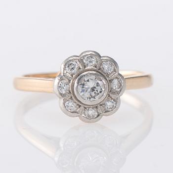 RING, 18K guld, briljantslipade diamanter. Westerback, Helsingfors 1967. Vikt ca 4,0 g.