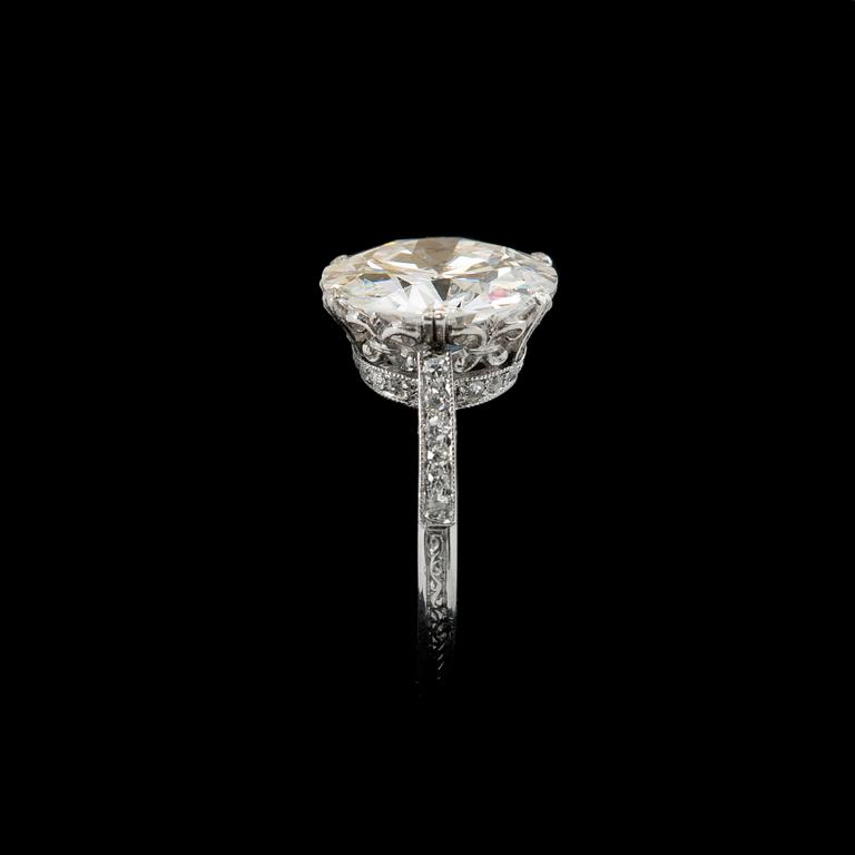 RING, briljantslipad diamant 5.12 ct. H/I1, 8/8 slipade diamanter ca 0.18 ct. Platina. A. Tillander 1930/40 t.
