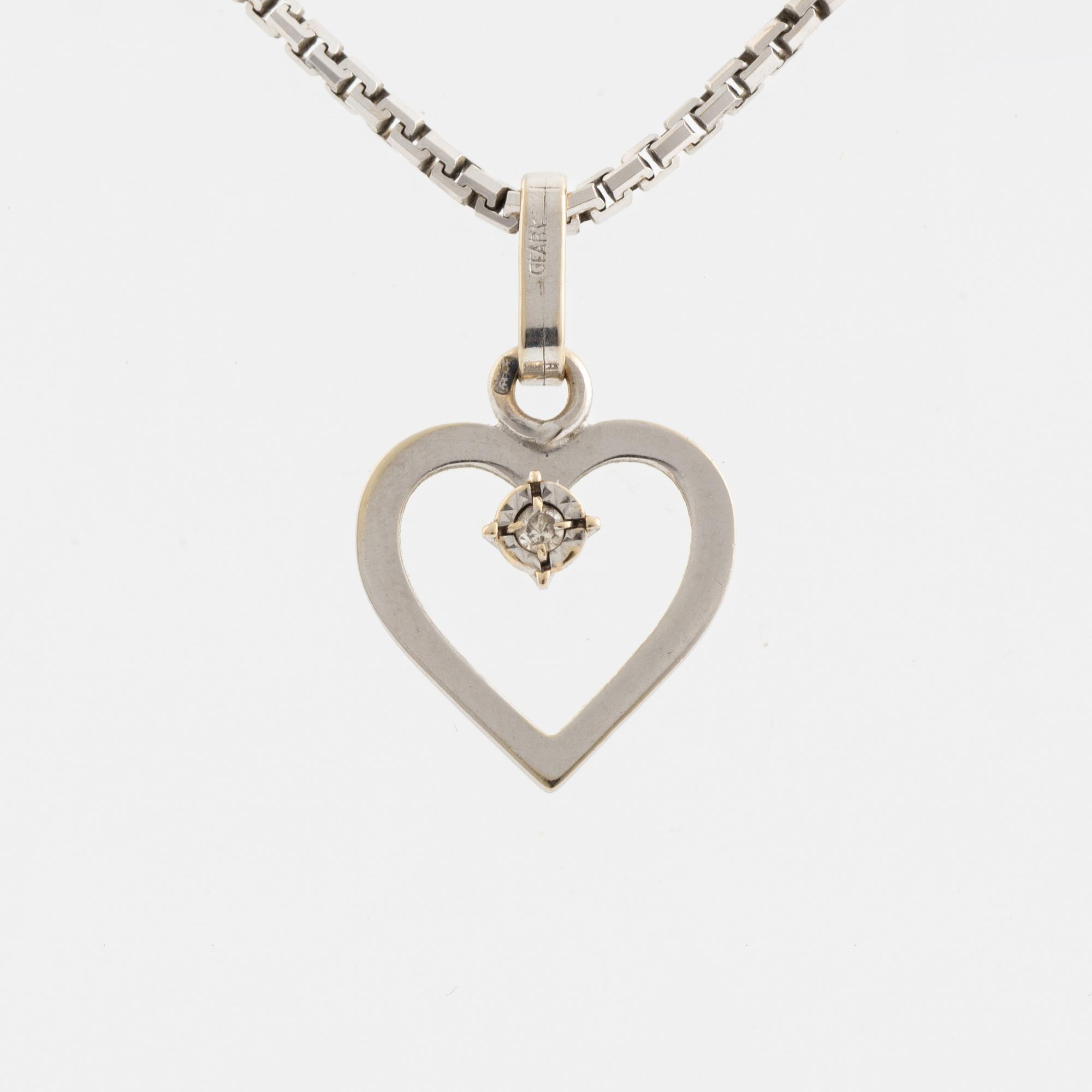 Collier, vitguld, hänge i form av hjärta, med liten diamant.