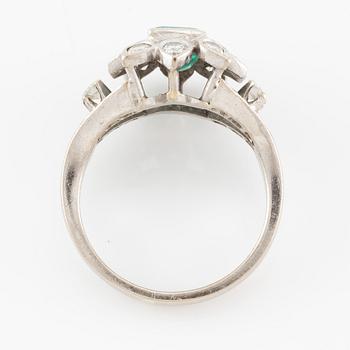 Ring 18K vitguld med smaragd och briljantslipade diamanter.
