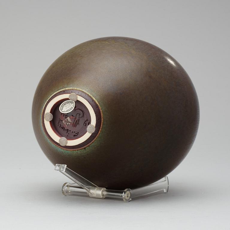 A Berndt Friberg stoneware jar, Gustavsberg Studio 1974.