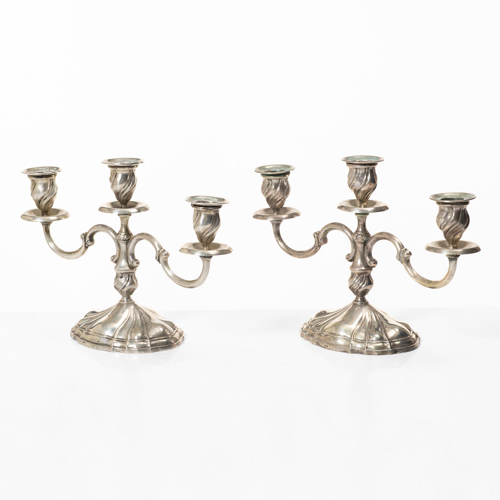 Kandelabrar, ett par, silver, rokokostil, svensk importstämpel Adolf Landoff, Göteborg 1931.