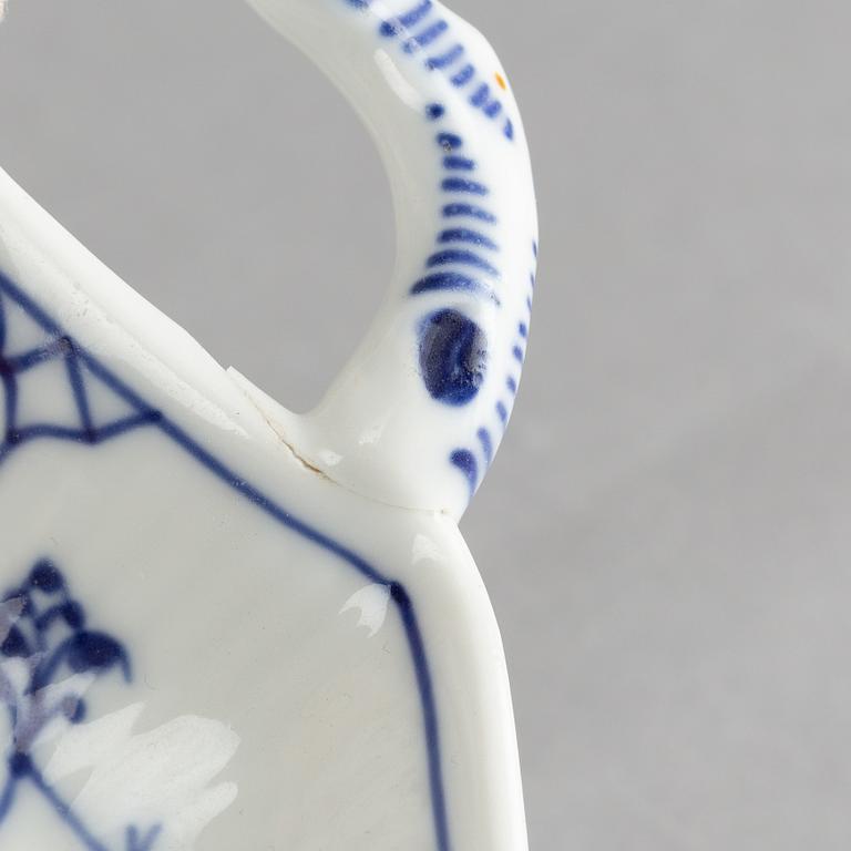 Two 'Blue Fluted Plain' porcelain 'leaf' dishes, Royal Copenhagen, model 144 and 145, 1898-1923.