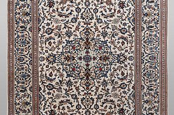 A carpet, Kashan, ca 297 x 197 cm.