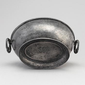 AN 18TH CENTURY PEWTER TUREEN AND COVER.