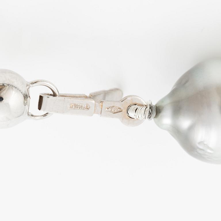 Necklace with cultured baroque Tahitian pearls.