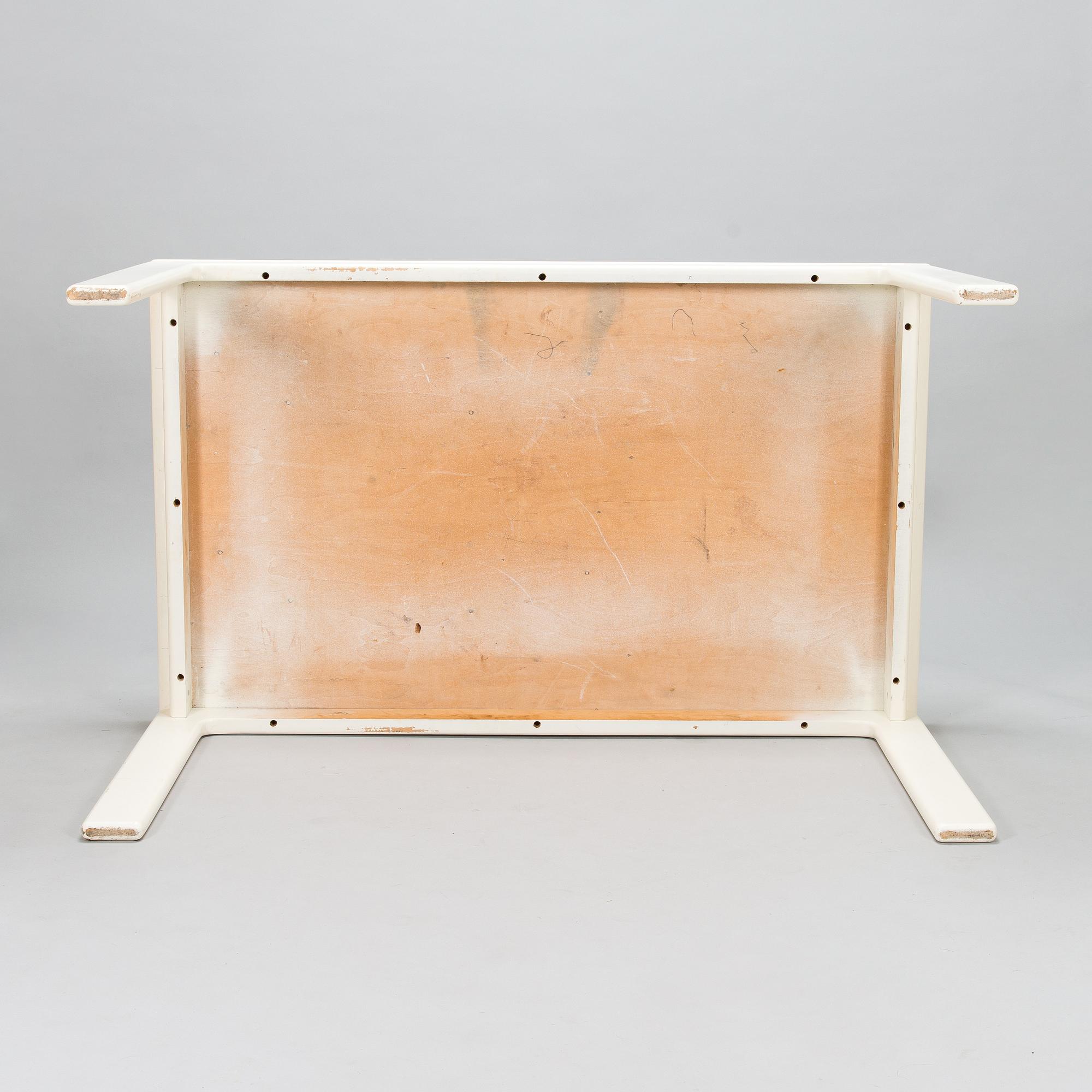 Eero Aarnio, A 1970's dinner table and four chairs "Flamingo" by Asko.