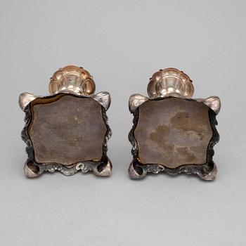 LJUSSTAKAR, ett par, silver barockstil, svenska kontrollstämplar. 1900-talets första hälft.