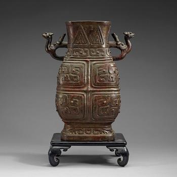 1325. URNA, brons. Arkaiserande, Qing dynastin (1644-1912).