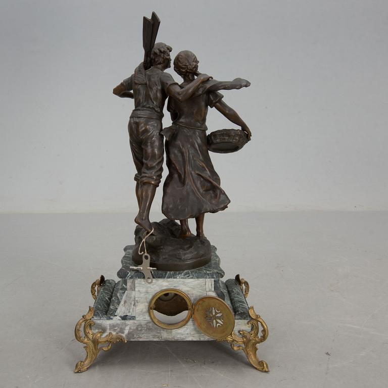 BORDSPENDYL, signerad Francois Moreau. Frankrike 1800-talets slut.