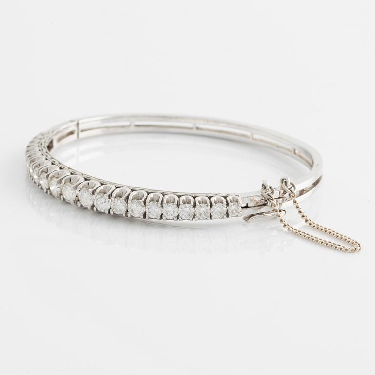 14K gold bangle with round brilliant-cut diamonds.