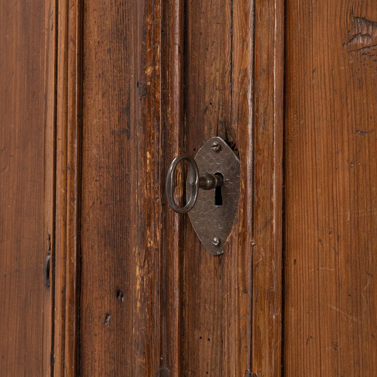 A pine cabinet, around the year 1800.