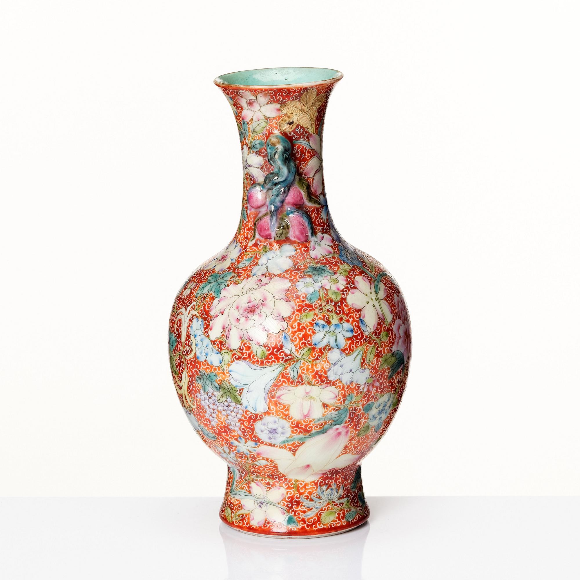 Vas, porslin. Kina, Republik, med Qianlongsmärke.