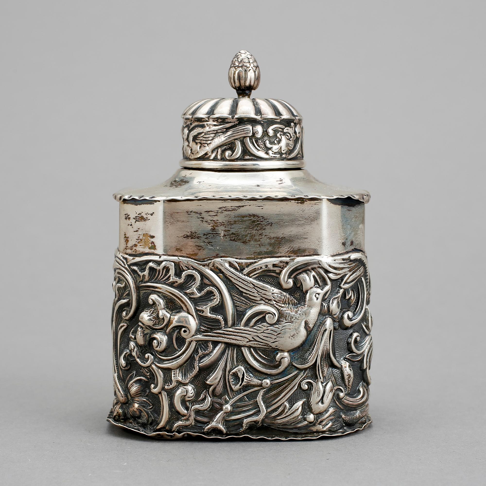 TEDOSA SAMT PLUNTA, silver, London 1894 resp Nederländerna med engelska sekundärstämplar 1887. Tot ca 274 gram.
