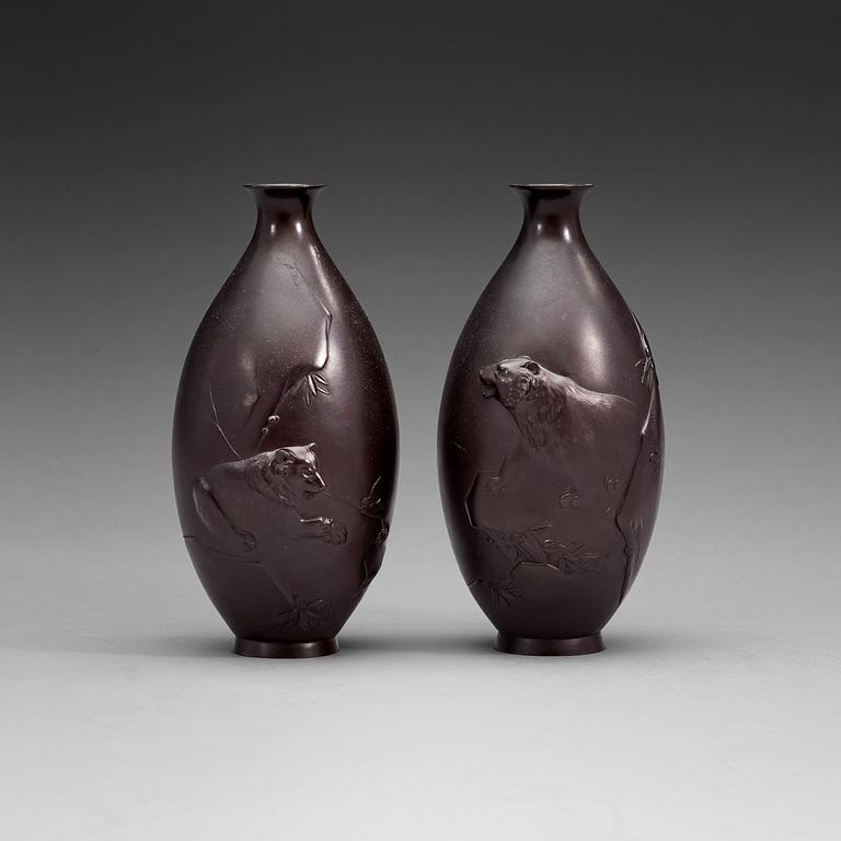VASER, ett par, brons. Japan, Meiji (1868-1912).