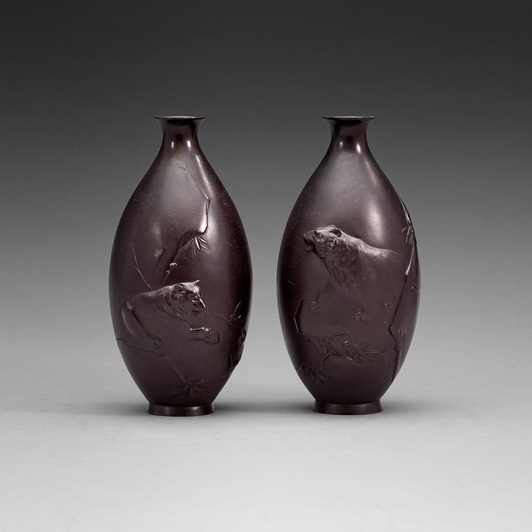 A pair of bronze vases, Meiji (1868-1912).