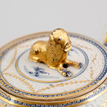 TEKANNA, TILLBRINGARE SAMT KOPPAR, 4 st, porslin, Kina, Qianlong 1736-1795.