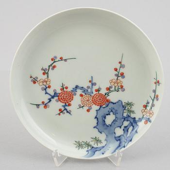 Skålar med lock, fyra stycken, samt tre fat, porslin, Fuki-Chosun, Japan, Meiji/Taishō (1868-1926).