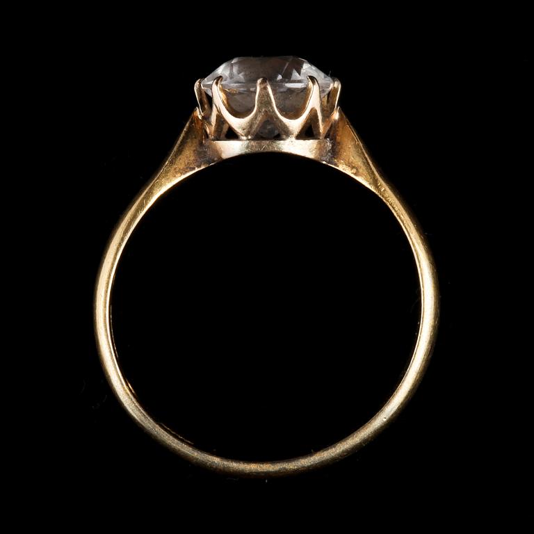 RING, 23k guld med vit sten. Johan Fredrik Axel Bergström, Stockholm, 1893. Vikt 4,8 g.