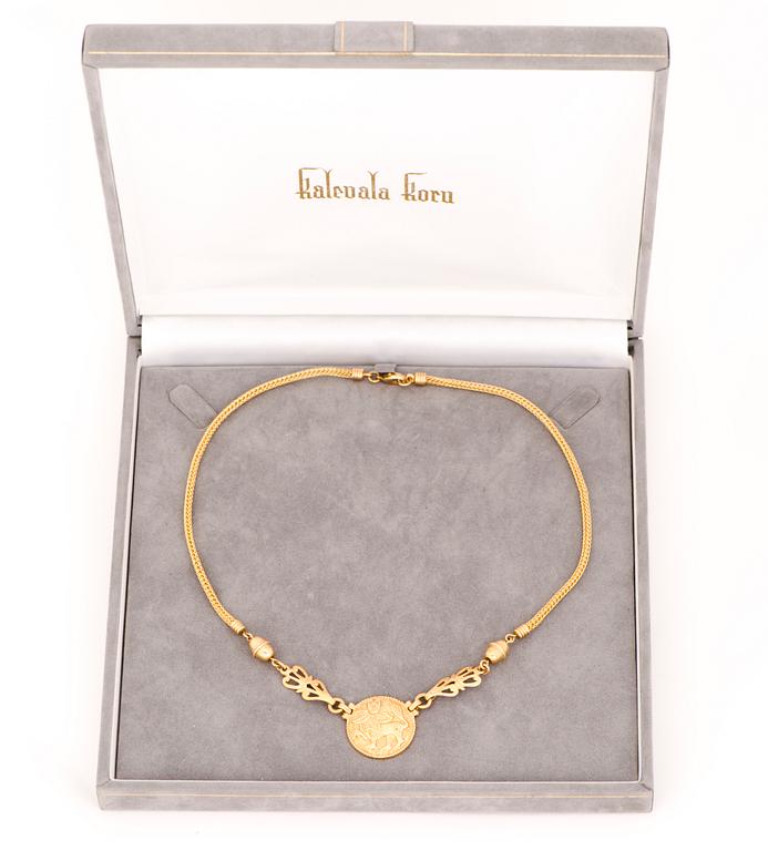 KAULAKORU, "Aurinkoleijona", 18K kultaa. Kalevala Koru 1998.