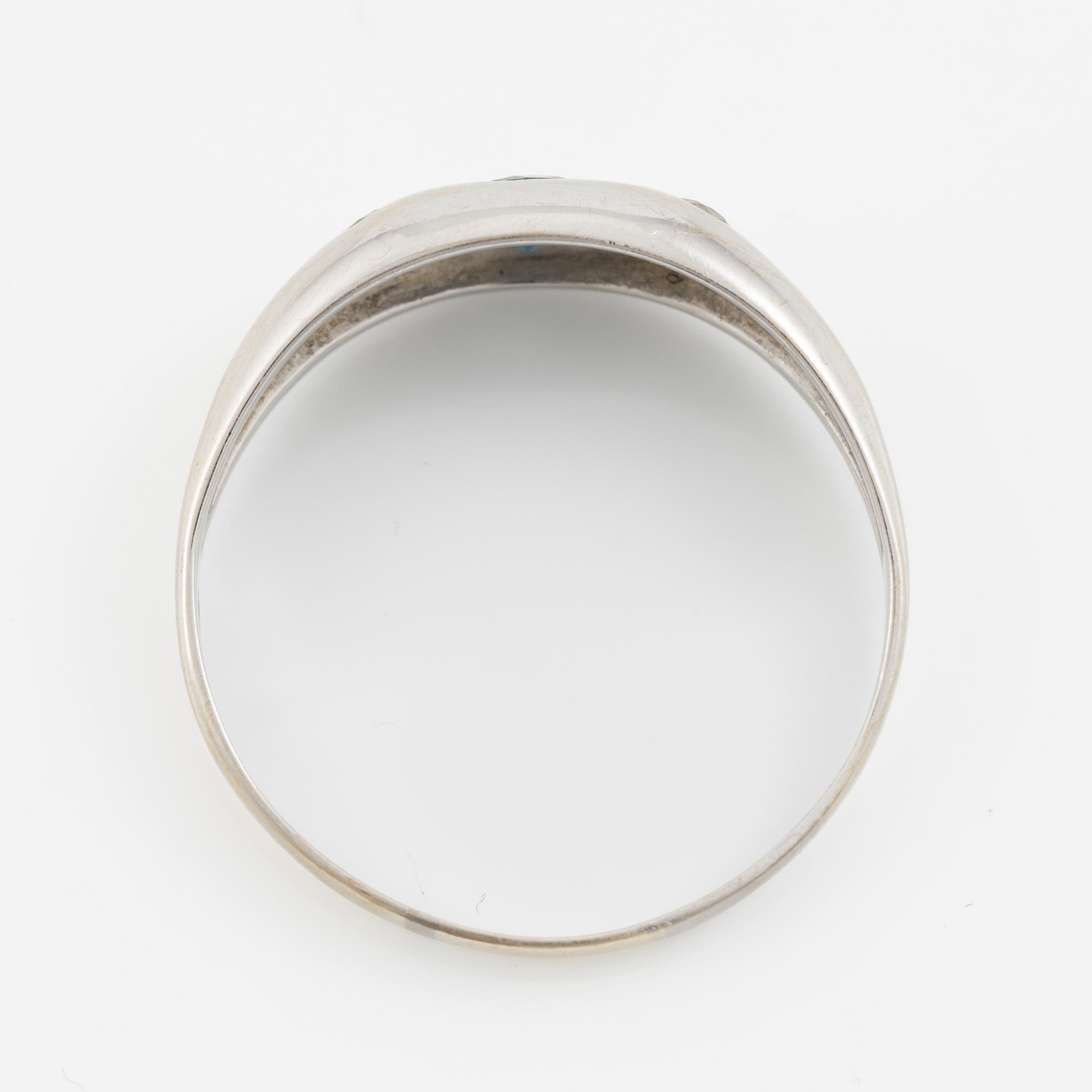 Ring, 18K white gold with sapphire and brilliant-cut diamonds.