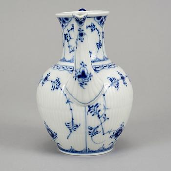 Royal Copenhagen, servisdelar, 14 delar, porslin. "Musselmalet", Danmark.