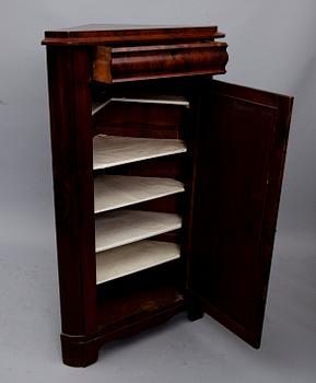 HÖRNSKÅP, biedermeier, möjligen Ryssland 1800-tal.