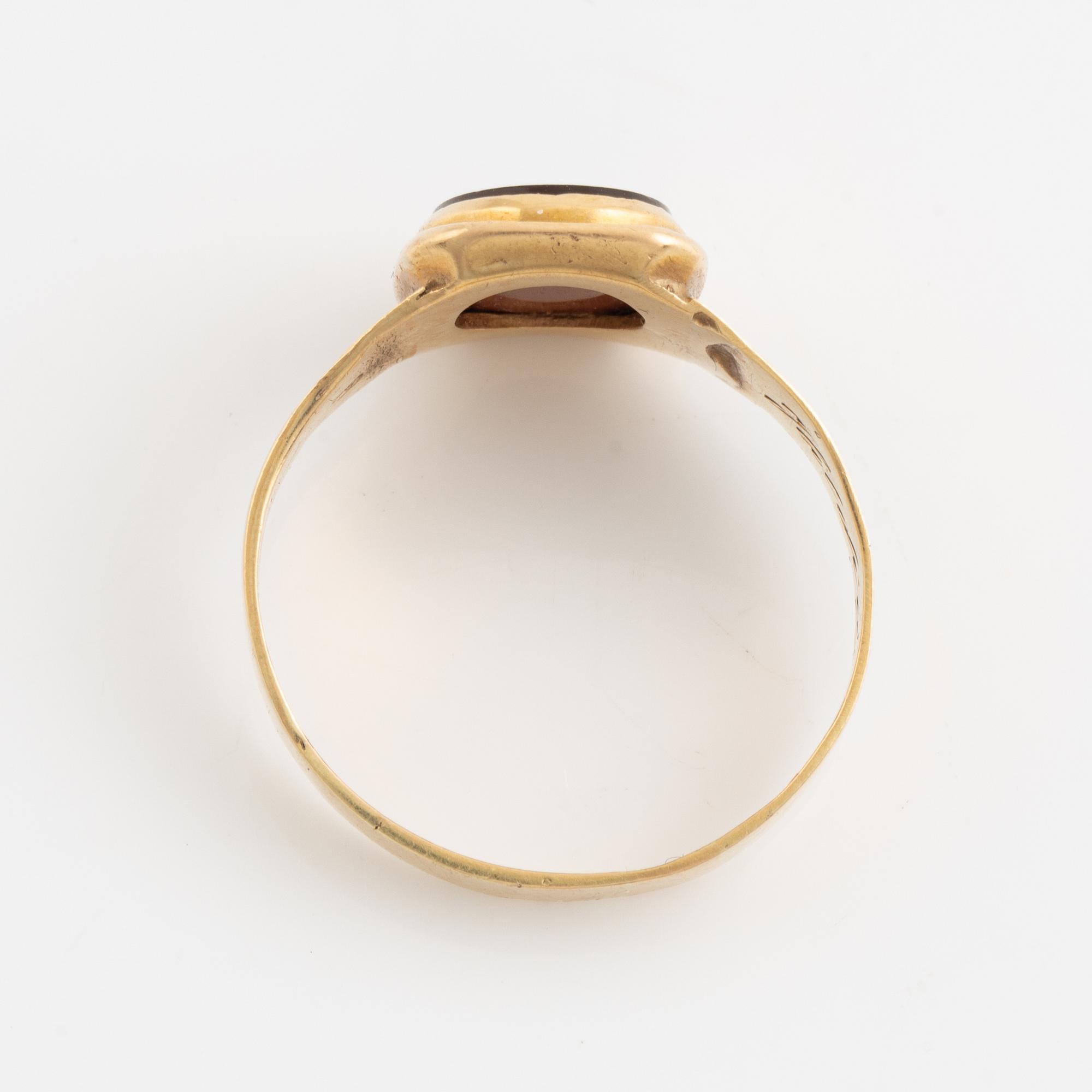 18K gold and carnelian ring.