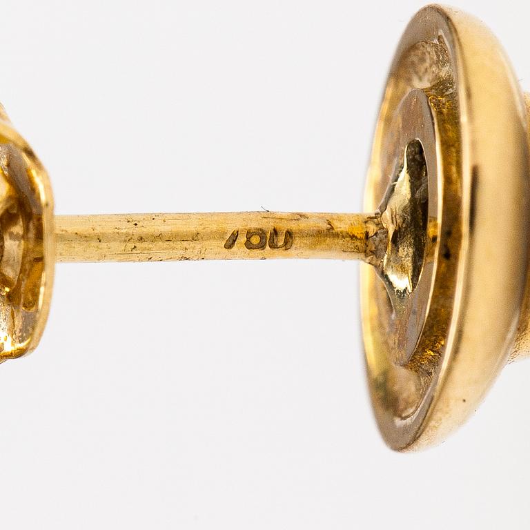 Korvakorupari, 18K kultaa ja Lightning ridge mustat opaalit ca. 0.56 ct yht. Todistuksella.