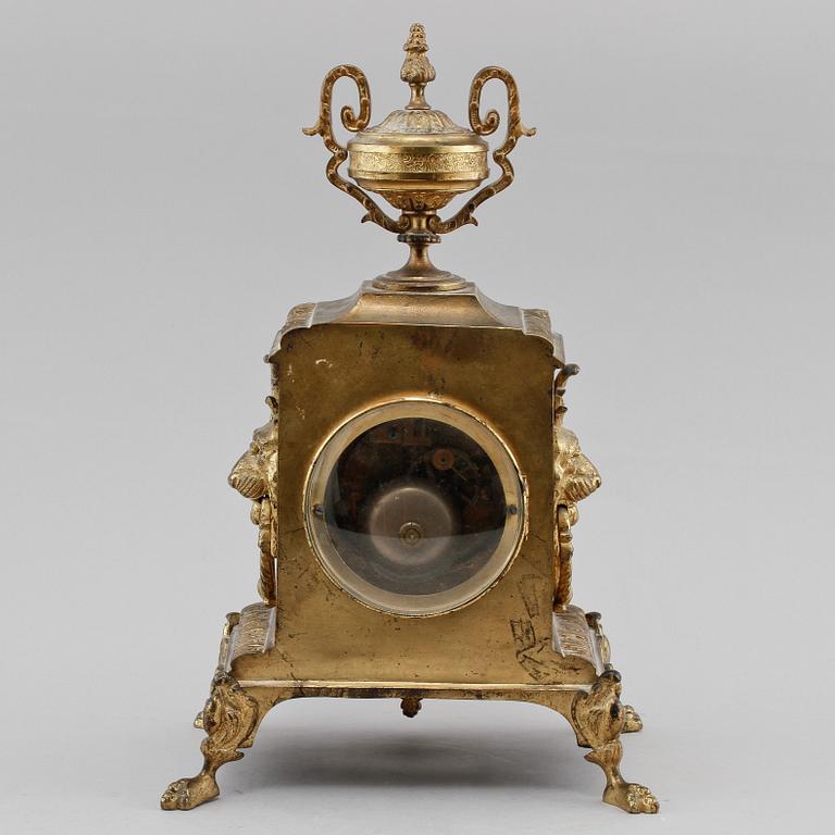 BORDSUR, gulmetall, omkring 1900.