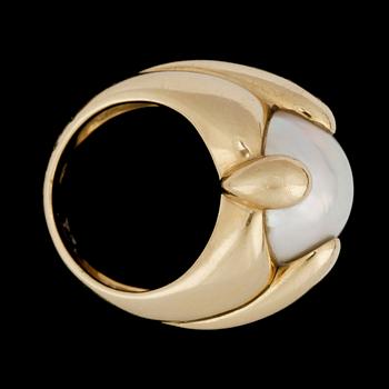 A mabe pearl gold ring.