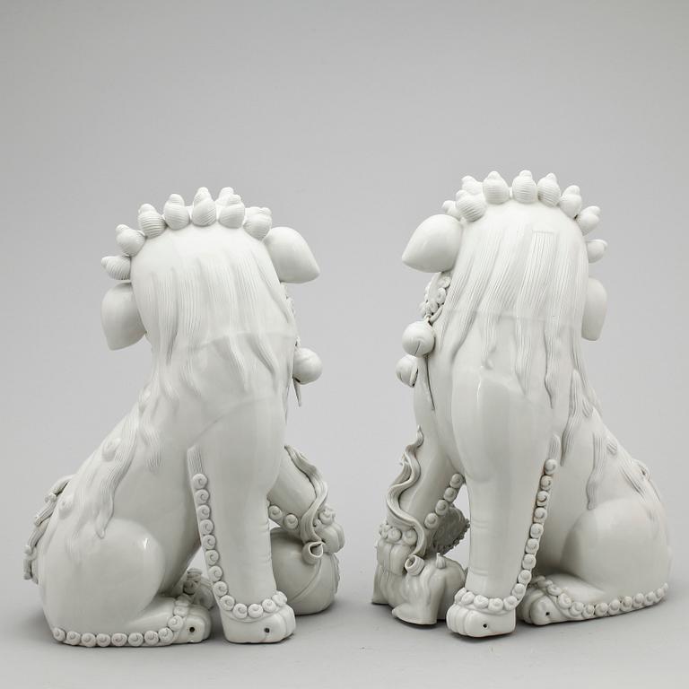 FIGURINER, ett par, blanc de chine. Kina, 1900/2000-tal.