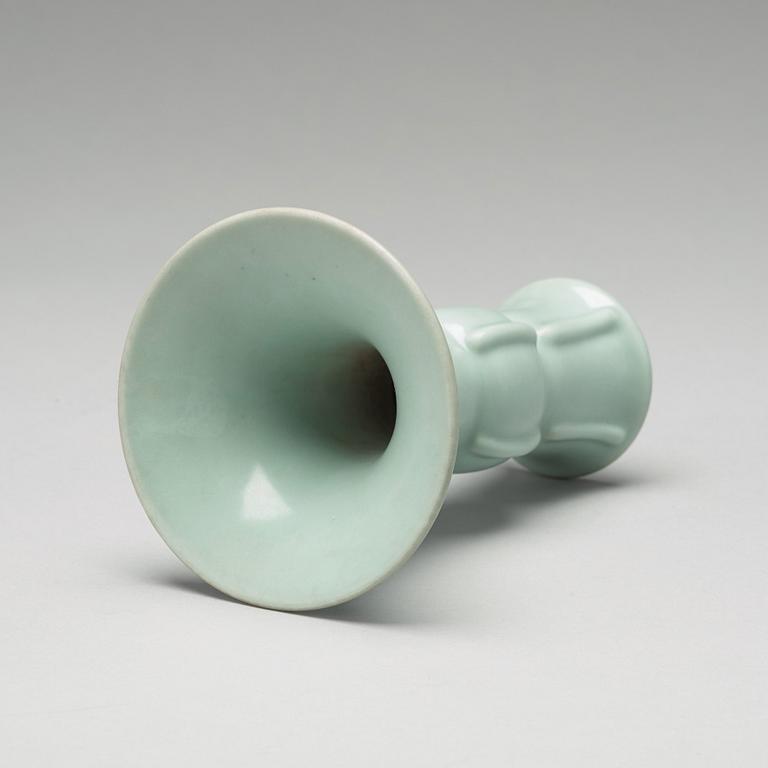 VAS, porslin. Kina, 1900-tal, troligen Republik med Qianlongsmärke.