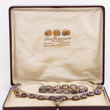 GARNITYR, förgyllt silver med ametister o orientalpärlor, collier, armband och brosch.