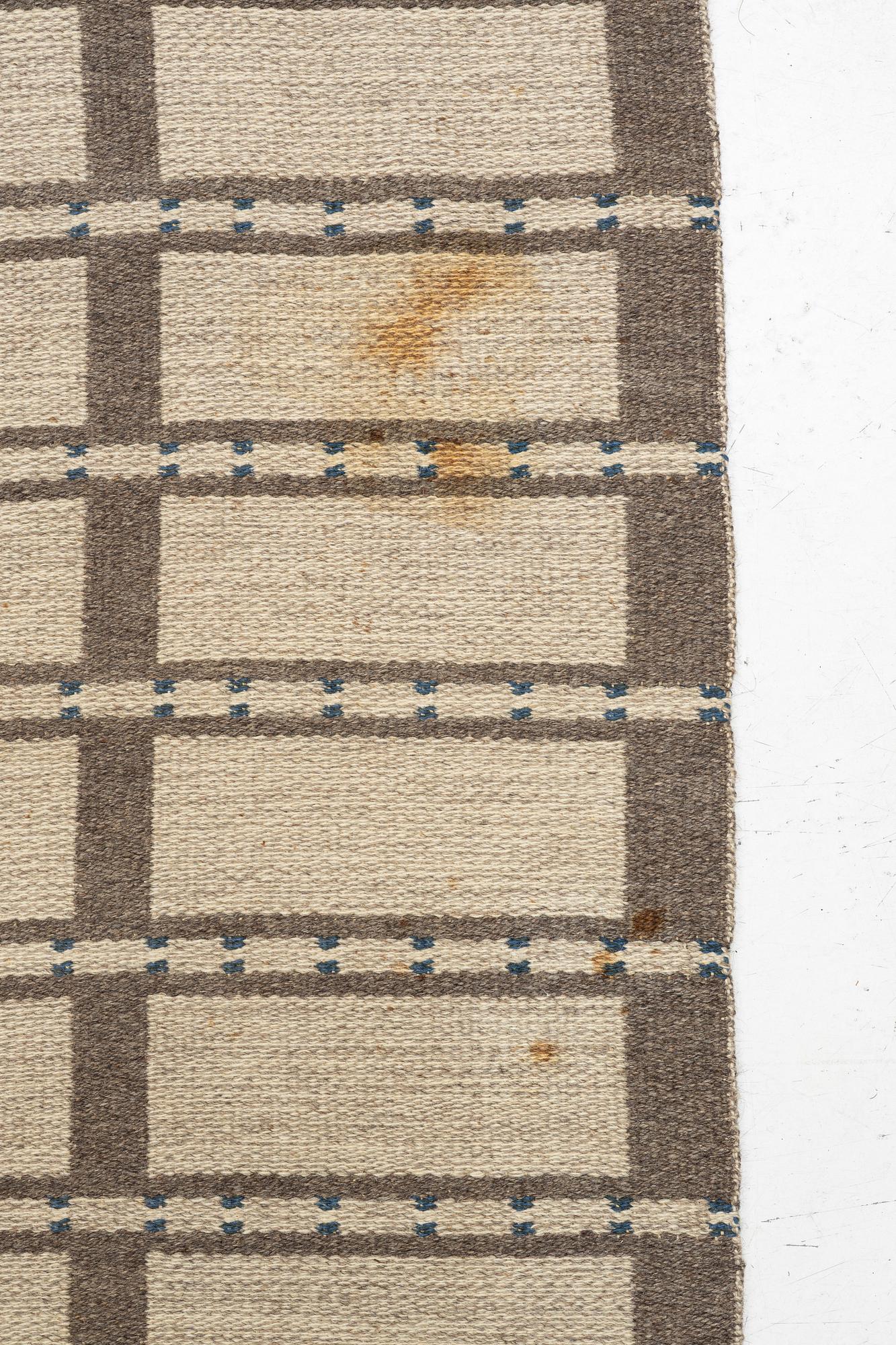 A machine-woven carpet (so-called double-woven), approx. 284 x 202 cm.