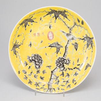 A yellow glazed "Dayazhai" dish, late Qing dynasty, circa 1900.