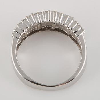 RING, 14K vitguld med briljant och baguetteslipade diamanter ca 1.50 ct. Vikt 4,5 gram.