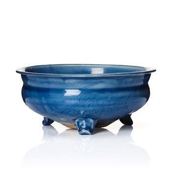 A blue glazed tripod censer, Qing dynasty, 19th Century.